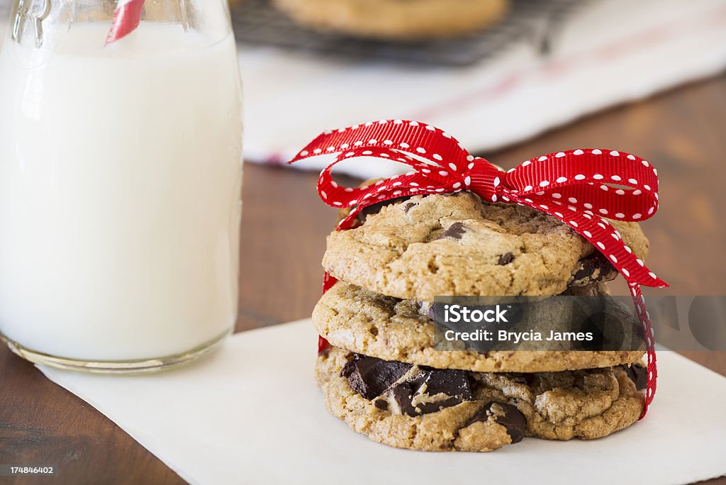 Домашнее печенье с кусочками шоколада и молоком горизонтальные - Стоковые фото Без людей роялти-фри