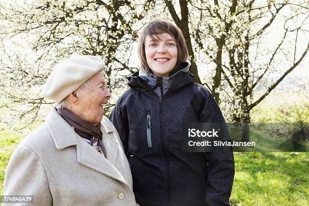 Großmutter Enkelin Liebe Zusammenhalt In Den Frühling Stockfoto und mehr Bilder von 80-89 Jahre