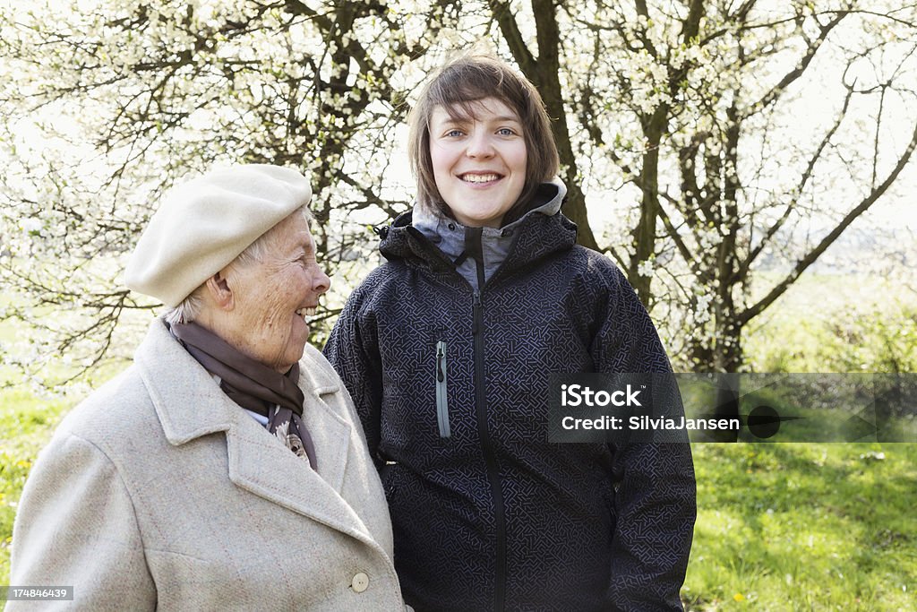 Babka Wnuczka Miłość więź w spring - Zbiór zdjęć royalty-free (80-89 lat)