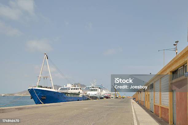 Porto Grande Wharf Passage Stockfoto und mehr Bilder von Mindelo - Mindelo, Anlegestelle, Außenaufnahme von Gebäuden