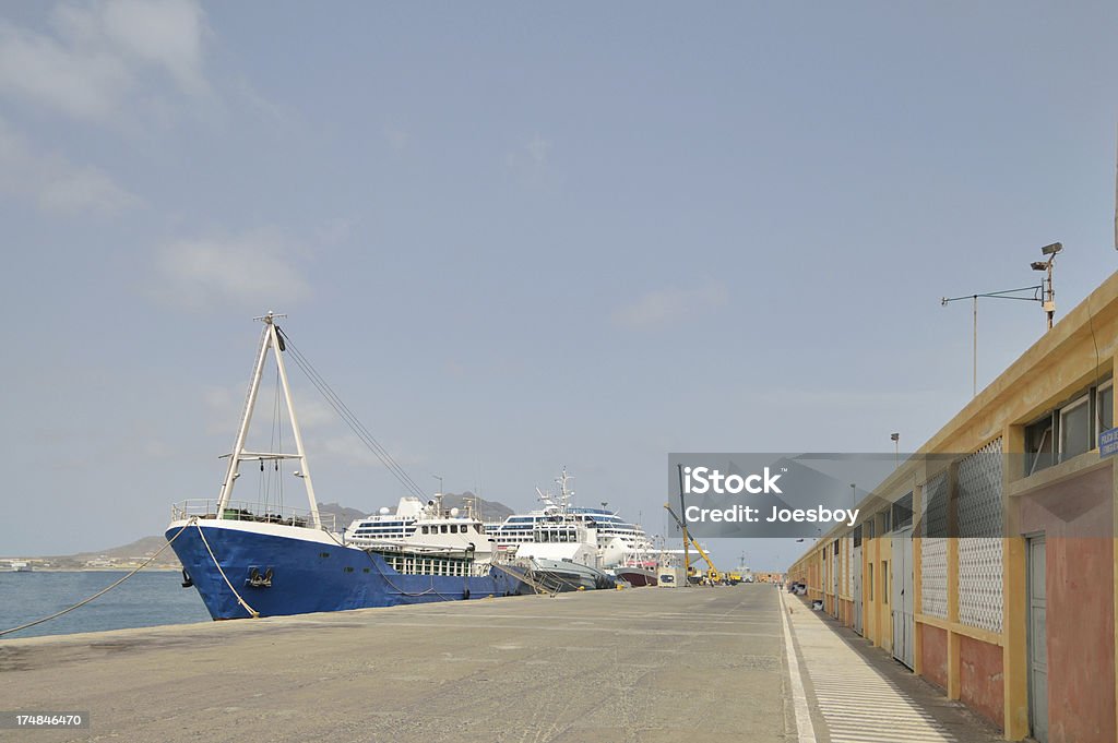 Porto Grande Wharf de un pasaje peatonal. - Foto de stock de Mindelo libre de derechos