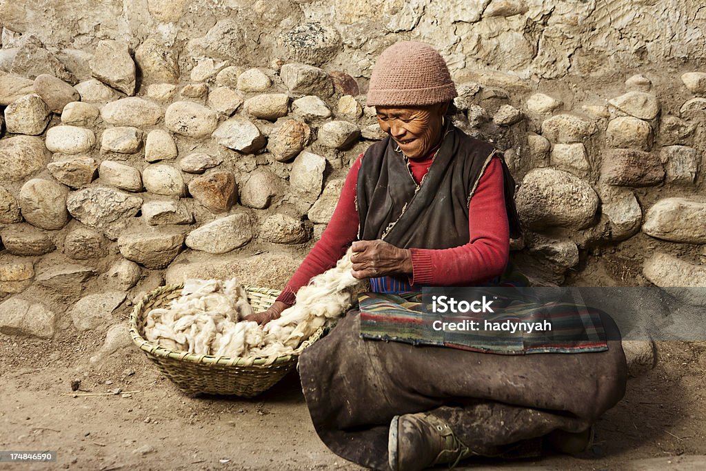 Тибетский женщина Причёсывать шерсти - Стоковые фото Непал роялти-фри