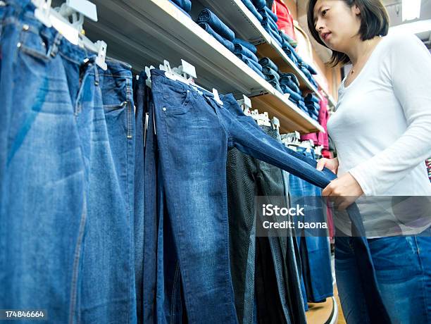 Vestiti Shopping - Fotografie stock e altre immagini di Abbigliamento - Abbigliamento, Abbigliamento casual, Adulto