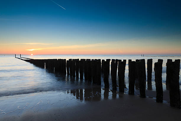 스택스 깨는 한 압살했다 귀하와 함께 네덜란드 코스트 - horizon over water blurred motion long exposure zeeland 뉴스 사진 이미지