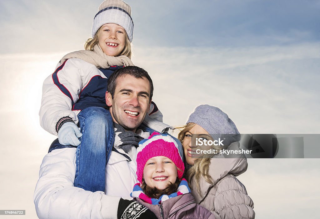 楽し��い家族のポートレートの冬服 - 4人のロイヤリティフリーストックフォト
