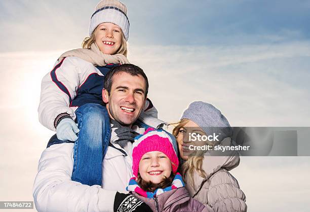 楽しい家族のポートレートの冬服 - 4人のストックフォトや画像を多数ご用意 - 4人, おんぶ, ウィンターコート