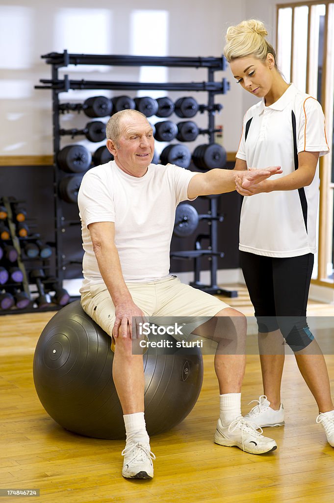 Instructeur de fitness Abdos avec physio séance - Photo de Adulte libre de droits