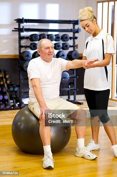 Photo libre de droit de Instructeur De Fitness Abdos Avec Physio Séance banque d'images et plus d'images libres de droit de Adulte - Adulte, Assistance, Aérobic