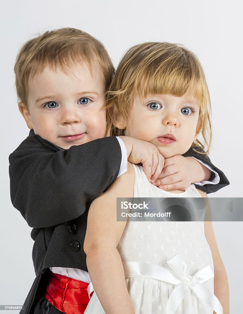 Kleiner Junge Mädchen umarmen lttle - Lizenzfrei Kind Stock-Foto