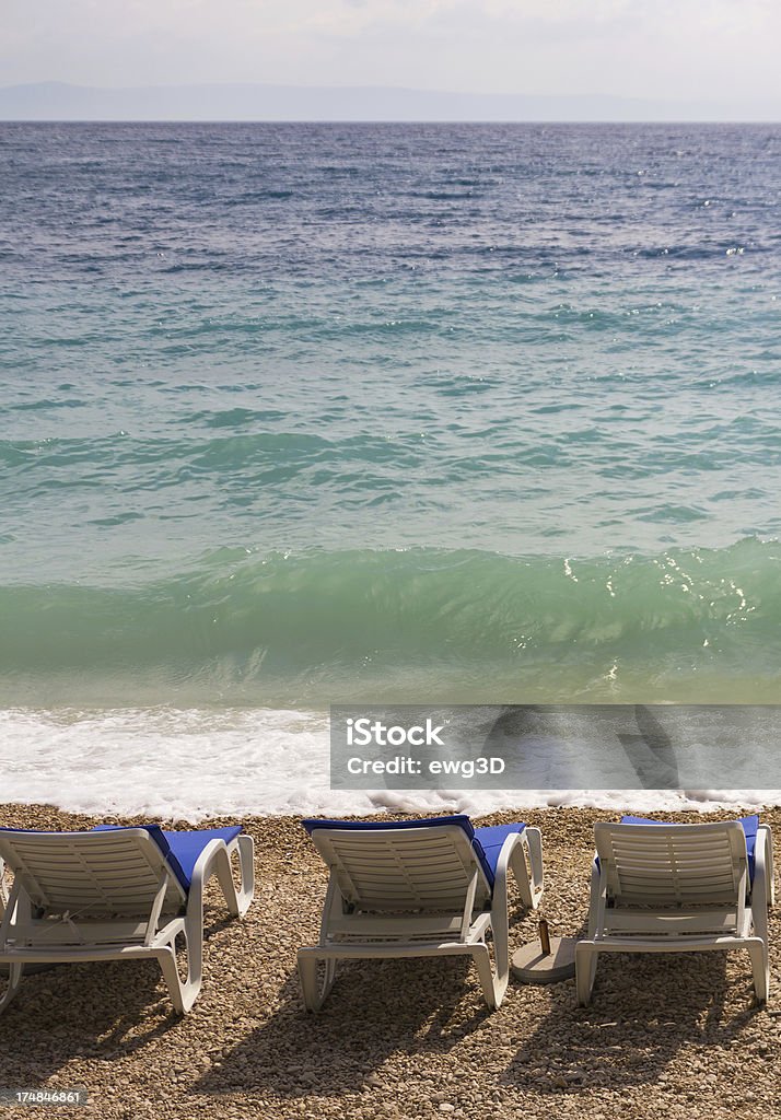 Стулья палубы на пляже - Стоковые фото Адриатическое море роялти-фри
