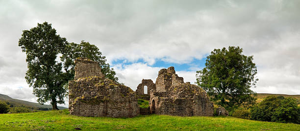 pendragon castle, kirkby stephen, cumbria, großbritannien - castle famous place low angle view england stock-fotos und bilder