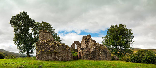 pendragon castelo, kirkby stephen, cumbria, reino unido - castle famous place low angle view england - fotografias e filmes do acervo