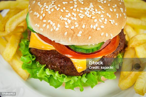 Cheeseburger Con Papas Fritas Foto de stock y más banco de imágenes de Alimento - Alimento, Barbacoa - Comida, Carne