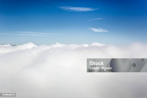 Powyżej Chmury Na Niebie - zdjęcia stockowe i więcej obrazów Bez ludzi - Bez ludzi, Chmura, Dzień