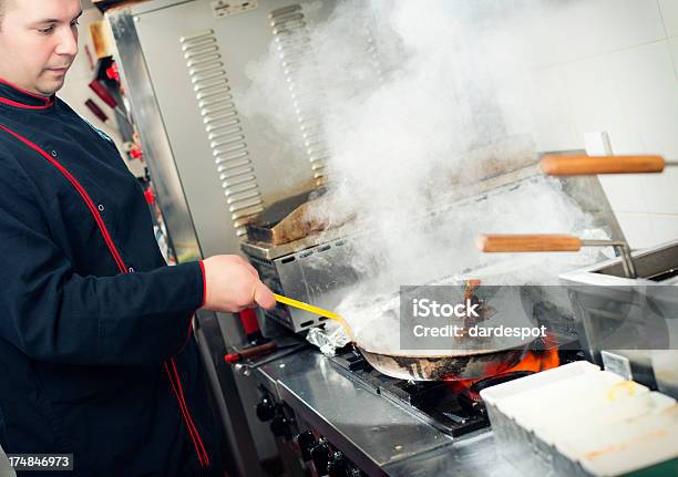 Chef En Acción Foto de stock y más banco de imágenes de Chef - Chef, Cocinar, Humo - Estructura física