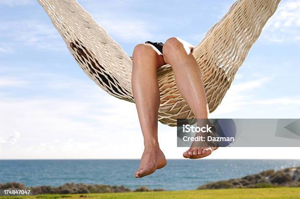 Persona Descansando En Una Balanceo De Una Hamaca En La Playa Foto de stock y más banco de imágenes de Hamaca