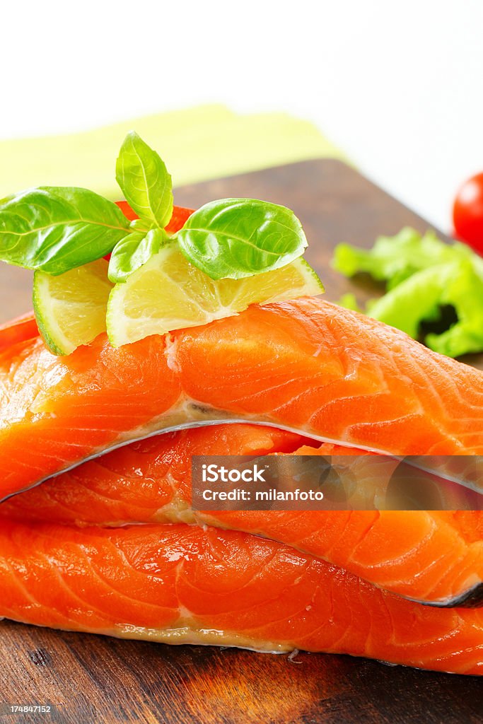 Bistecche di salmone crudo su sfondo in legno - Foto stock royalty-free di Alimentazione sana