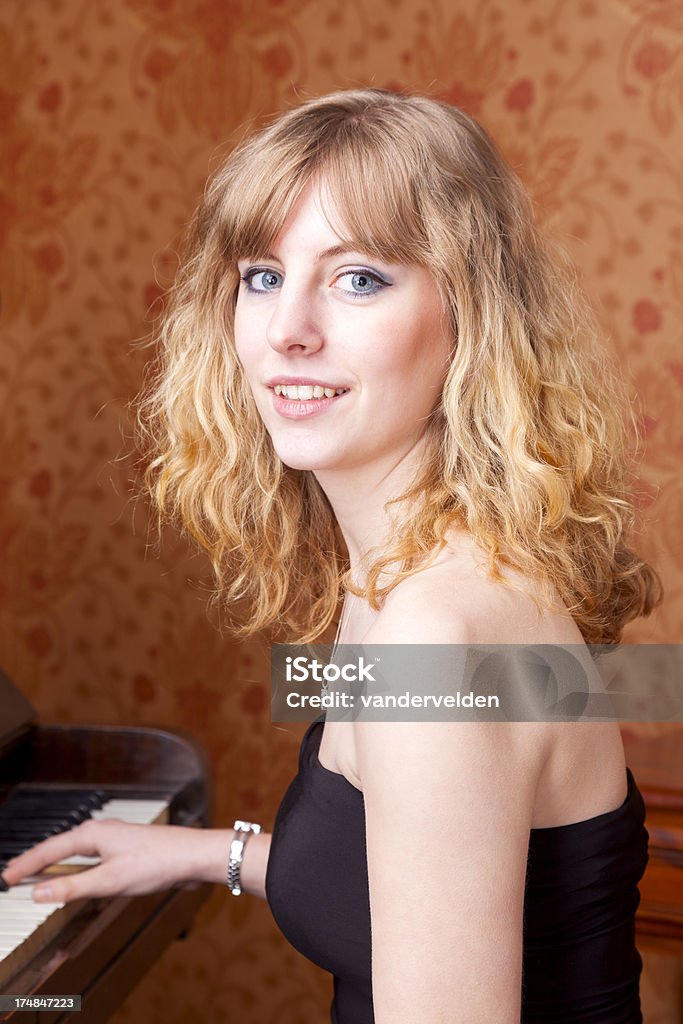 Joven mujer tocando el Piano - Foto de stock de 18-19 años libre de derechos