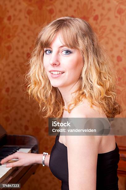 Joven Mujer Tocando El Piano Foto de stock y más banco de imágenes de 18-19 años - 18-19 años, Adulto joven, Color negro