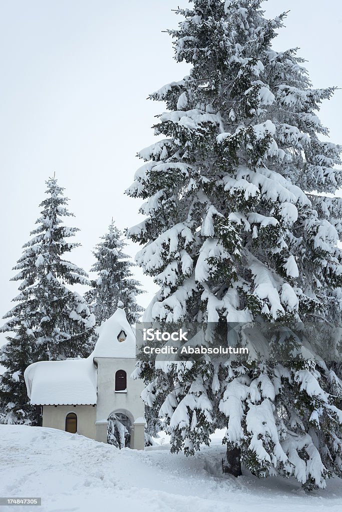 Scène romantique chapelle D'HIVER SLOVÉNIE - Photo de Hiver libre de droits