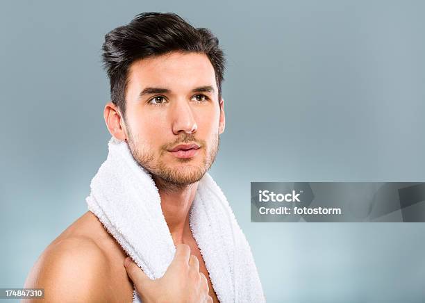 Mann Mit Handtuch Stockfoto und mehr Bilder von Badewanne - Badewanne, Badezimmer, Bathroom