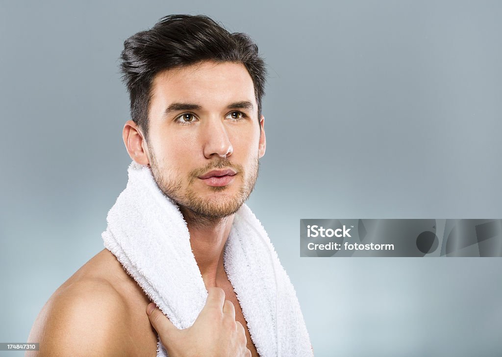 Hombre con toalla - Foto de stock de 20 a 29 años libre de derechos