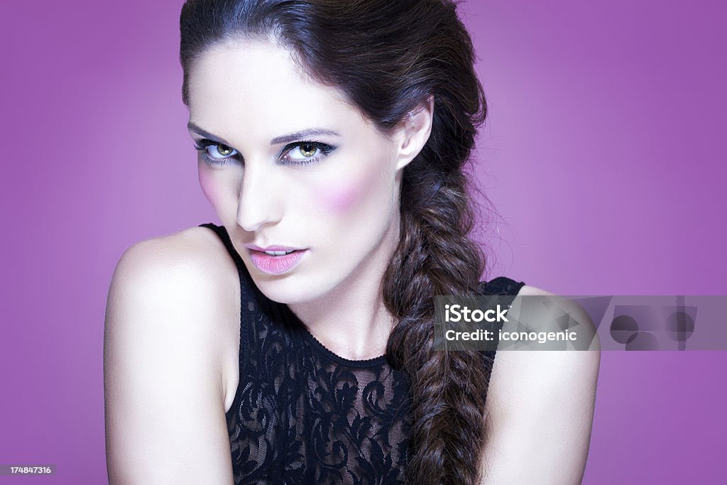 Donna in viola - Foto stock royalty-free di 20-24 anni