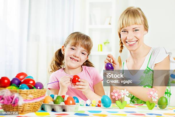 Alegre Família Colorir Ovos De Páscoa - Fotografias de stock e mais imagens de 25-29 Anos - 25-29 Anos, 6-7 Anos, Adulto