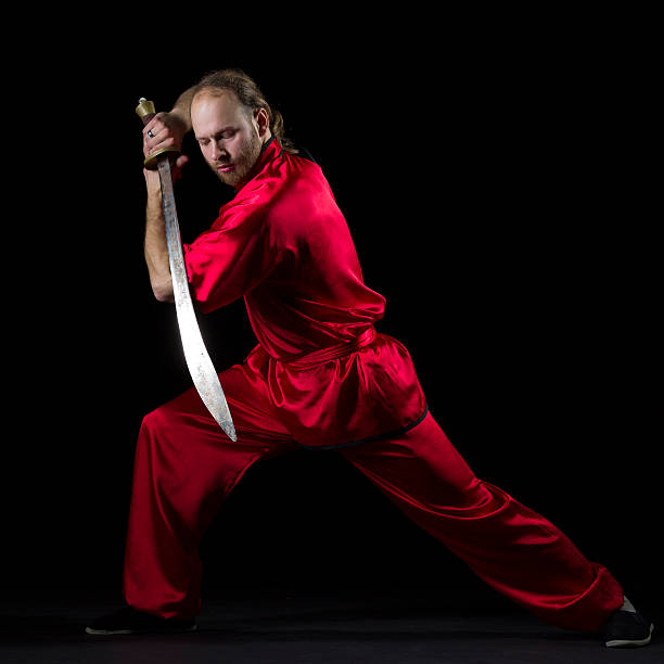 di kung fu shaolin posizione con dao spada su nero - self defense wushu action aggression foto e immagini stock