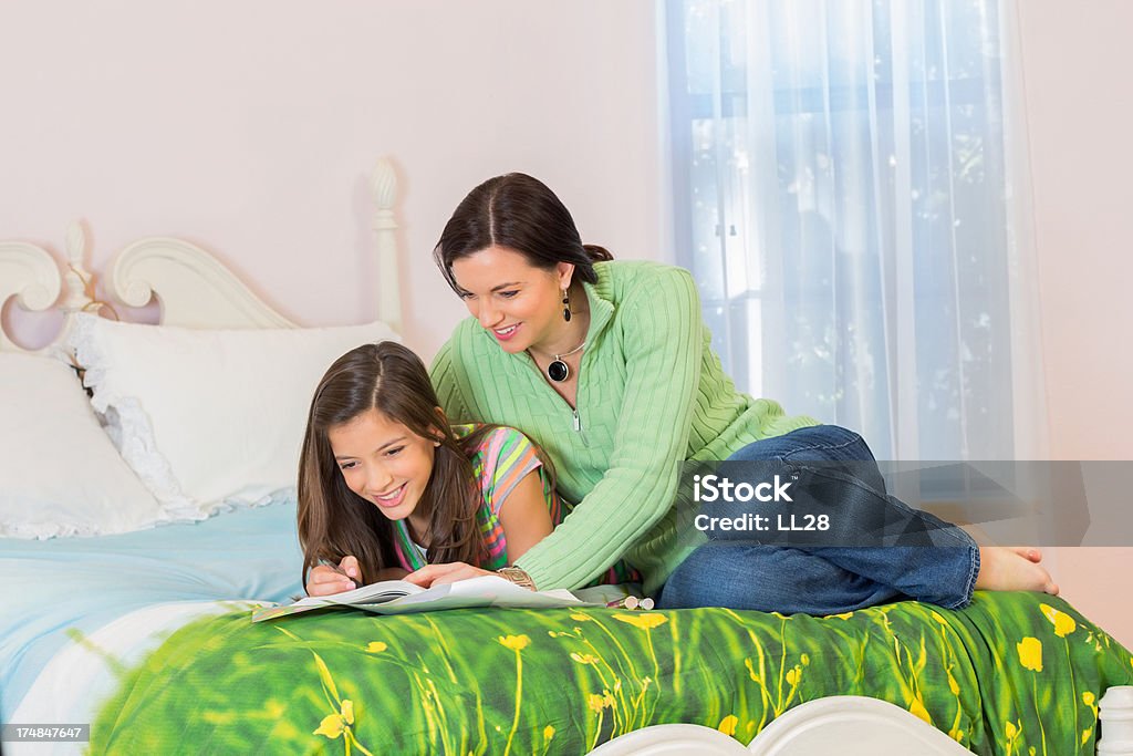 Mulher ajudando a jovem garota com lição de casa - Foto de stock de 14-15 Anos royalty-free