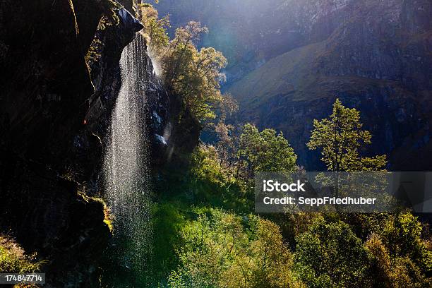 Cascata Próxima De Geiranger Fiorde Noruega - Fotografias de stock e mais imagens de Ao Ar Livre - Ao Ar Livre, Beleza natural, Cascata