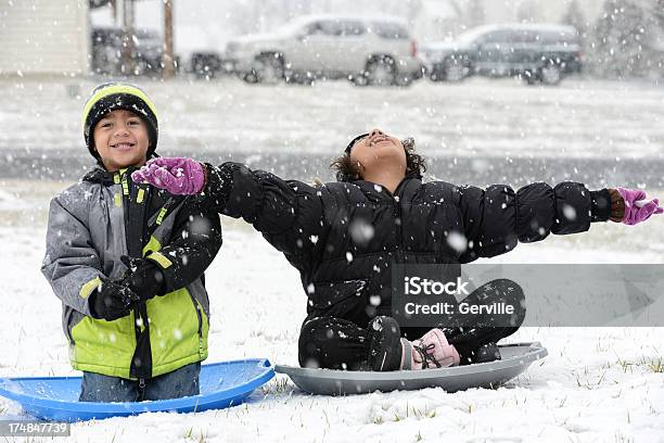 Dia De Neve - Fotografias de stock e mais imagens de 4-5 Anos - 4-5 Anos, 8-9 Anos, Ao Ar Livre