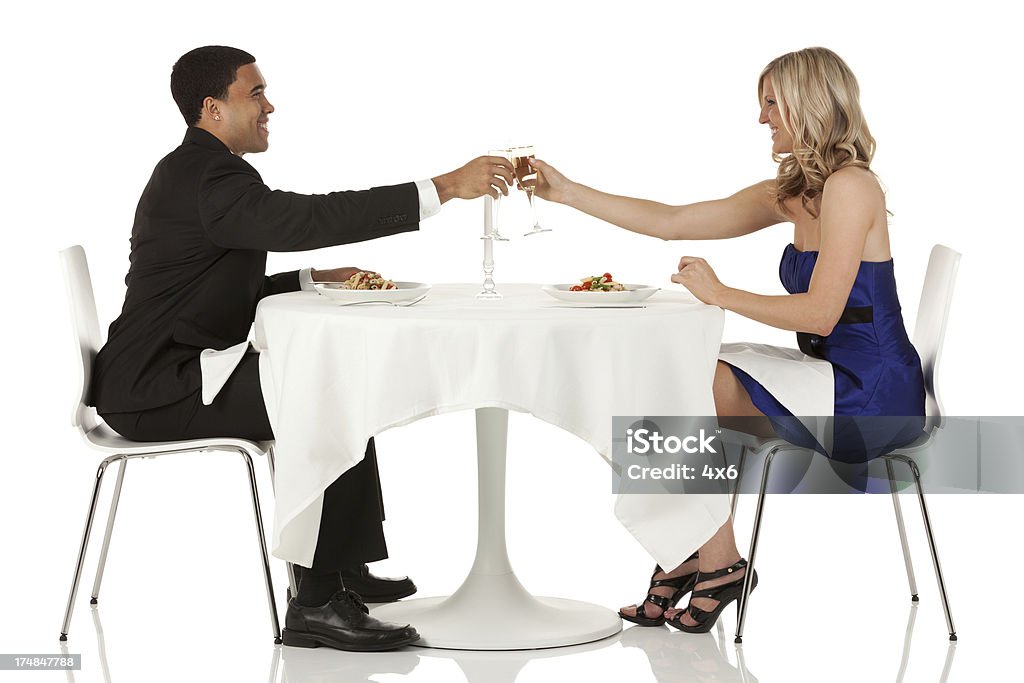 낭만적임 젊은 커플입니다 toasting 샴페인 플루트는, - 로열티 프리 데이트 스톡 사진