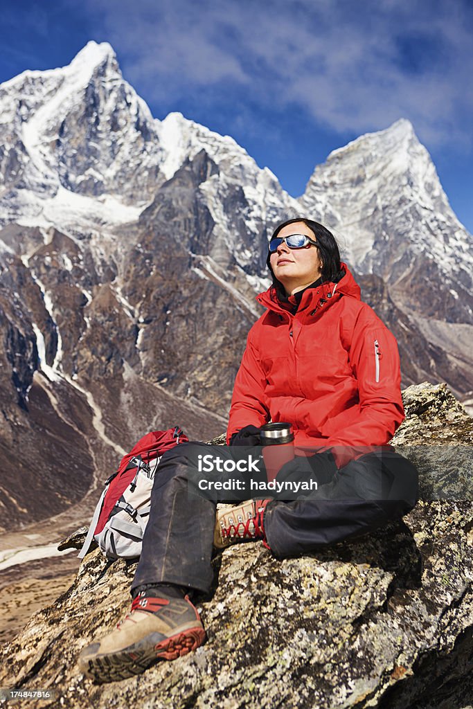 Kobieta odpoczynku w Mount Everest Rodak Park, Nepal - Zbiór zdjęć royalty-free (20-24 lata)