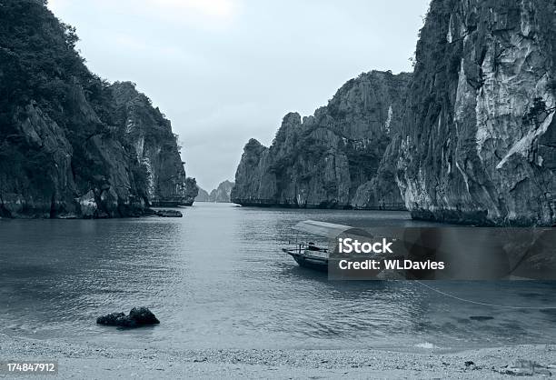 Baia Di Ha Long Vietnam - Fotografie stock e altre immagini di Acqua - Acqua, Ambientazione esterna, Ambientazione tranquilla