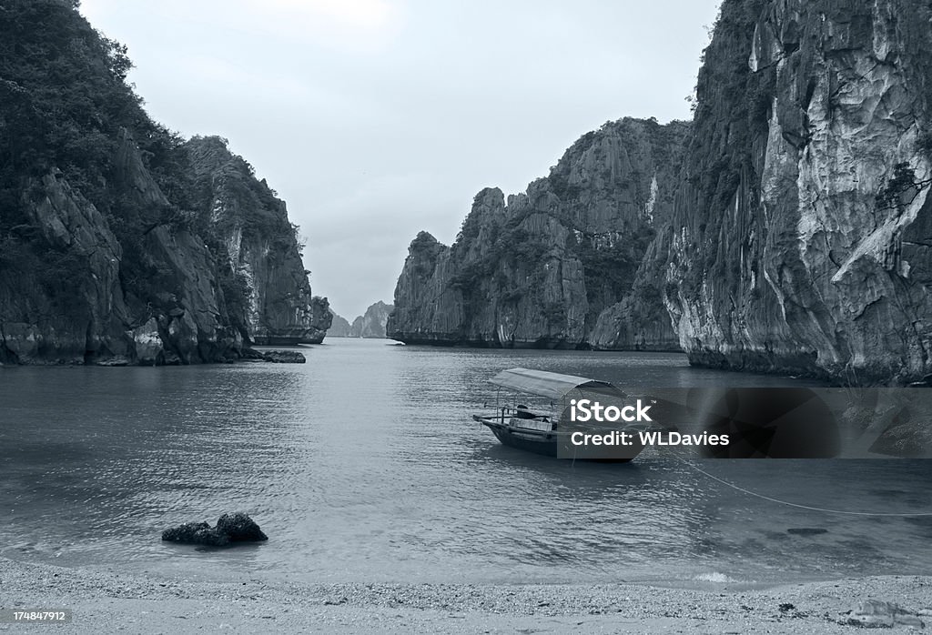 Baía de Halong Bay do Vietnã - Foto de stock de Barco pesqueiro royalty-free