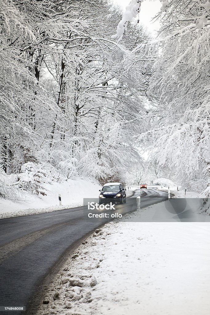 Road con coche en invierno bosque-hoar escarcha - Foto de stock de Coche libre de derechos