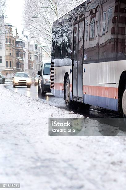 Трафик В Зимой — стоковые фотографии и другие картинки Автобус - Автобус, Автомобиль, Белый