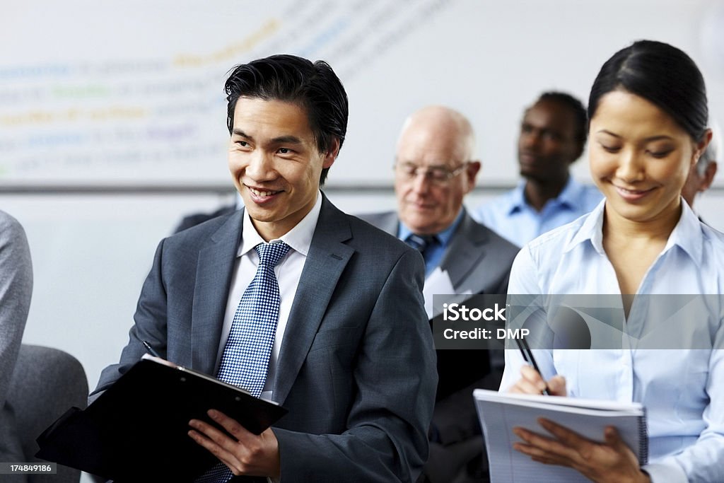 Gruppo di uomini d'affari di partecipare a una conferenza stampa - Foto stock royalty-free di Scrivere