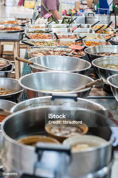 Cocina Asiática En Una Cafetería En La Acera En Tailandia Foto de stock y más banco de imágenes de Aire libre