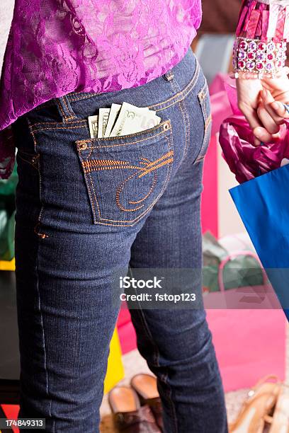 Foto de Consumismo Mulher Com Dinheiro No Bolso E Balançar Bolsa De Compras e mais fotos de stock de 30 Anos