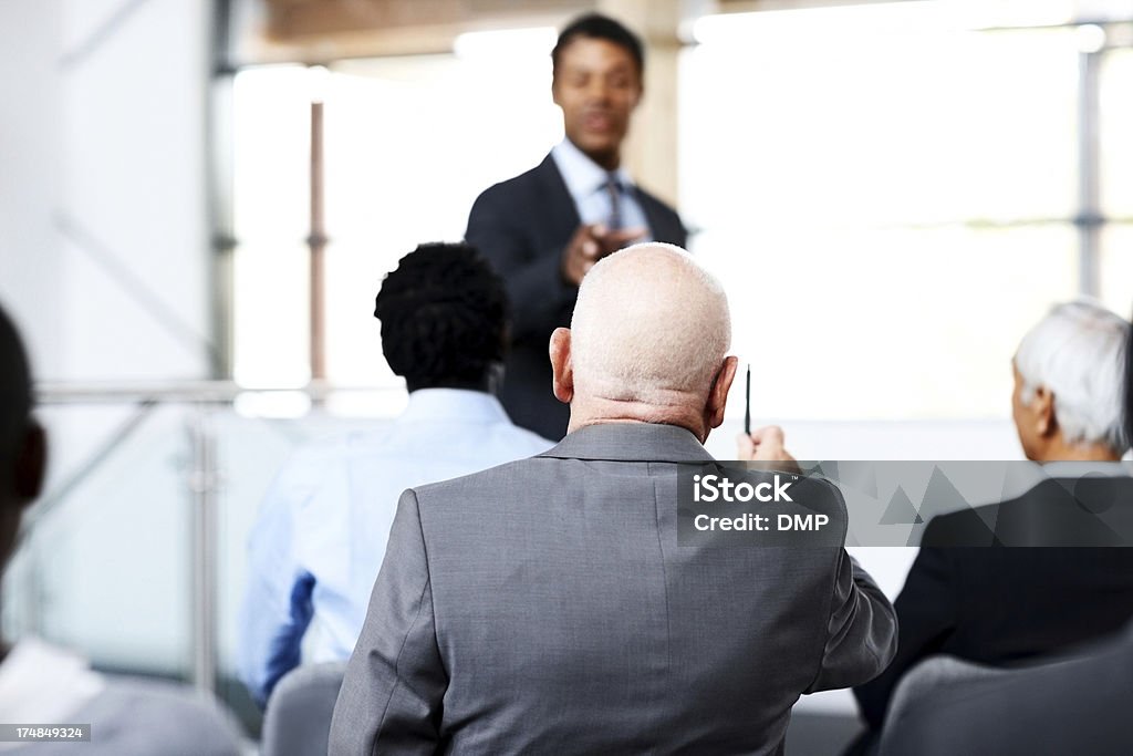 Los empresarios que asisten a una conferencia - Foto de stock de Adulto libre de derechos