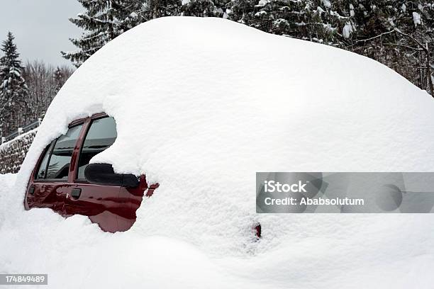 Red Car Versteckten Im Schnee Winterslowenien Stockfoto und mehr Bilder von Auto - Auto, Bedecken, Eingewickelt