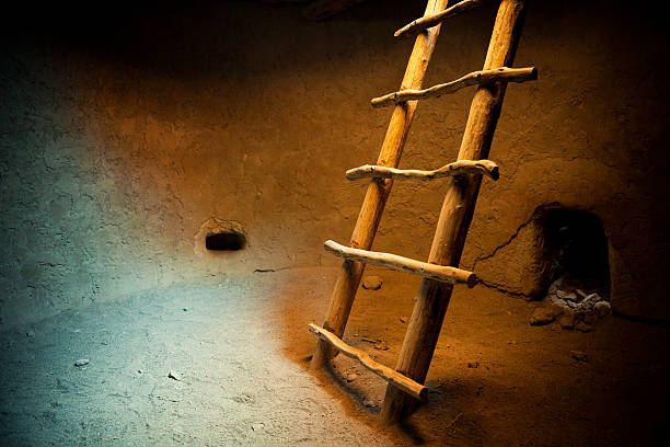 kiva interior-monumento nacional de bandeleier - bandelier national monument home interior usa american culture fotografías e imágenes de stock