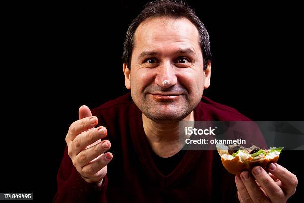 Hambre Hombre Foto de stock y más banco de imágenes de Fondo negro - Fondo negro, Hamburguesa - Alimento, Adulto