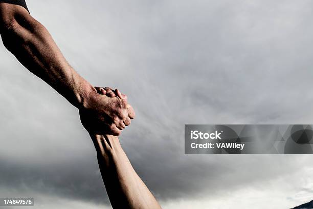 Nehmen Sie Eine Helfende Hand Stockfoto und mehr Bilder von Eine helfende Hand - Eine helfende Hand, Greifen, Mithilfe