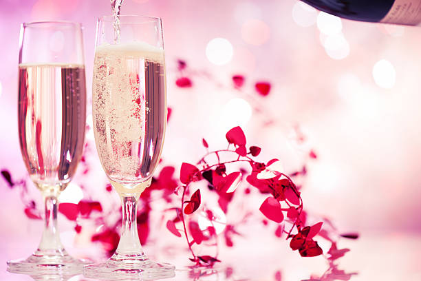 flautas de champán en fondo iluminado - champagne pink bubble valentines day fotografías e imágenes de stock