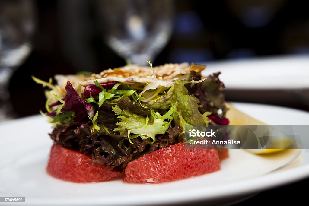 Салат с копченой угорь и грейпфрут - Стоковые фото Без людей роялти-фри
