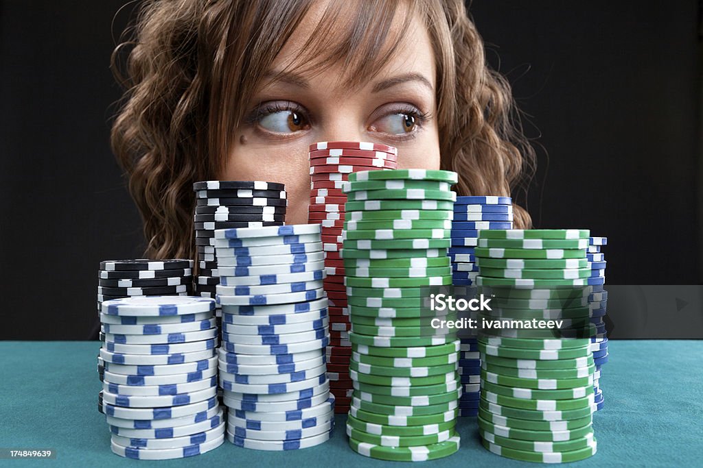 Mujer joven con juegos de chips - Foto de stock de Adulto libre de derechos