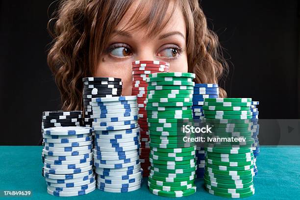 Mujer Joven Con Juegos De Chips Foto de stock y más banco de imágenes de Adulto - Adulto, Adulto joven, Belleza